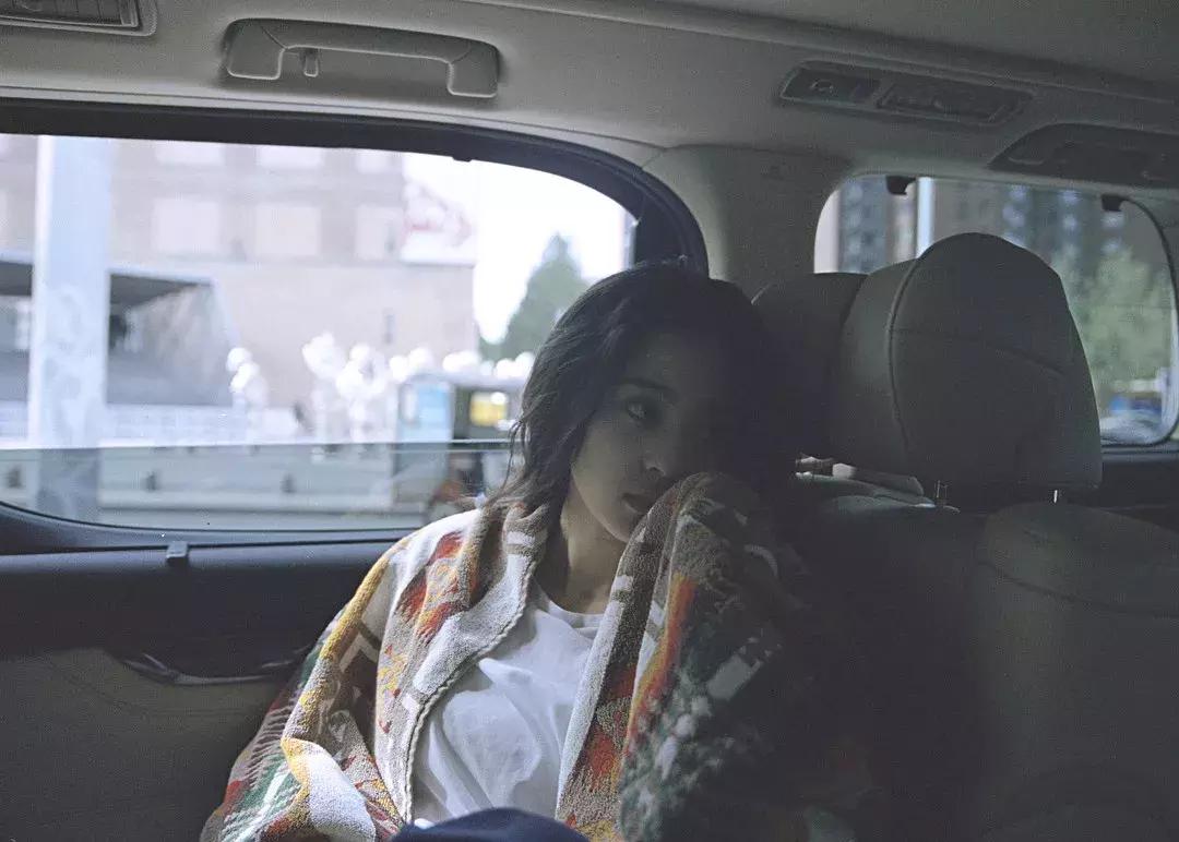 秋冬季节明星都是怎么穿搭的,学习明星的这三种早秋穿搭