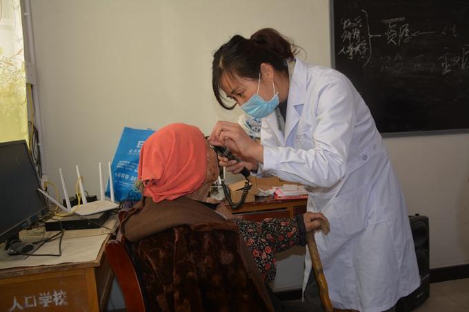 义工进社区服务暖心,义工下乡送温暖图片