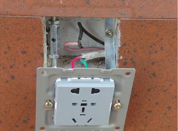 墙上插座松动不好用,墙上插座插头松