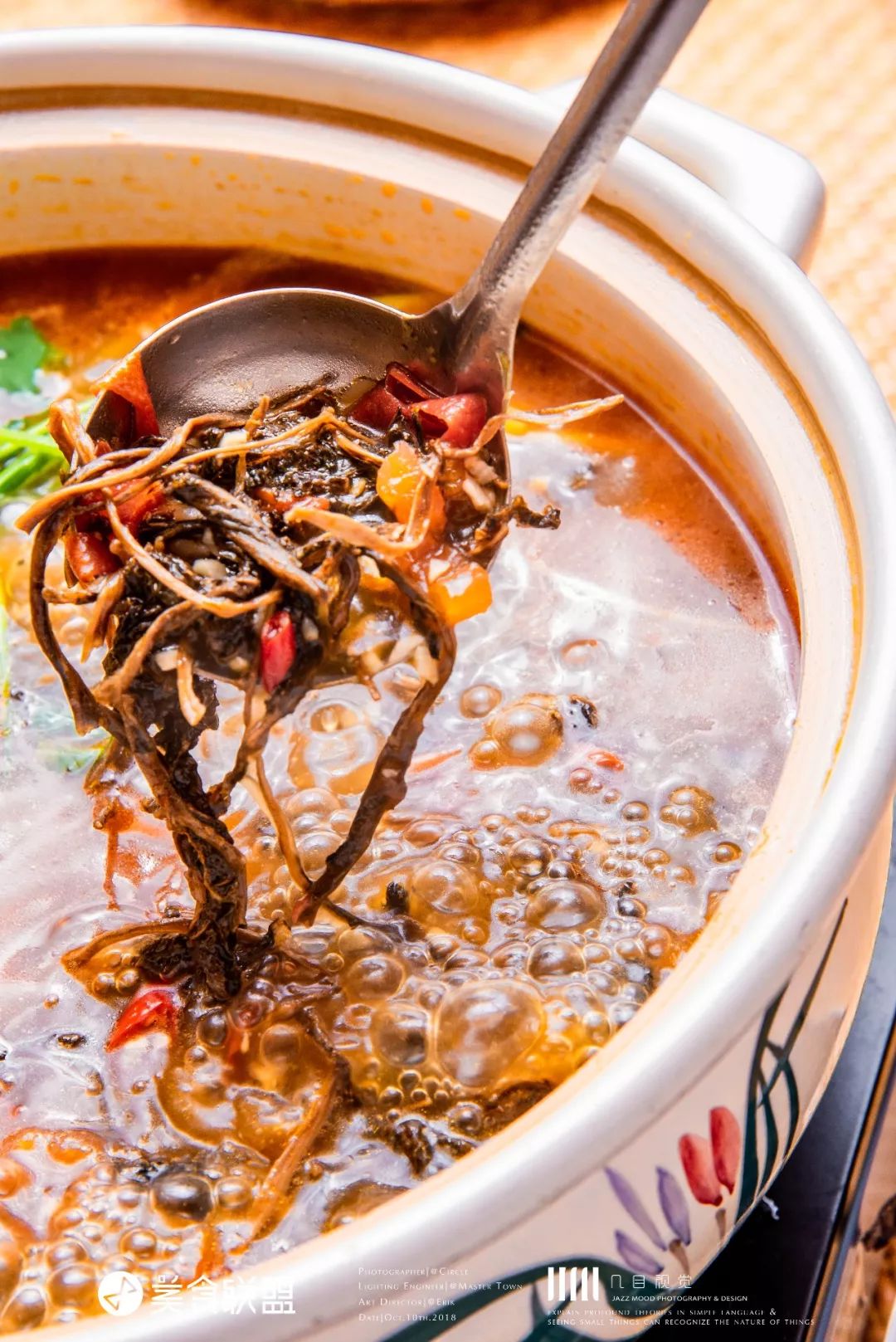 昆明闹市这家12年老店，独创傣式火锅一年只卖89天，大闸蟹涮着吃