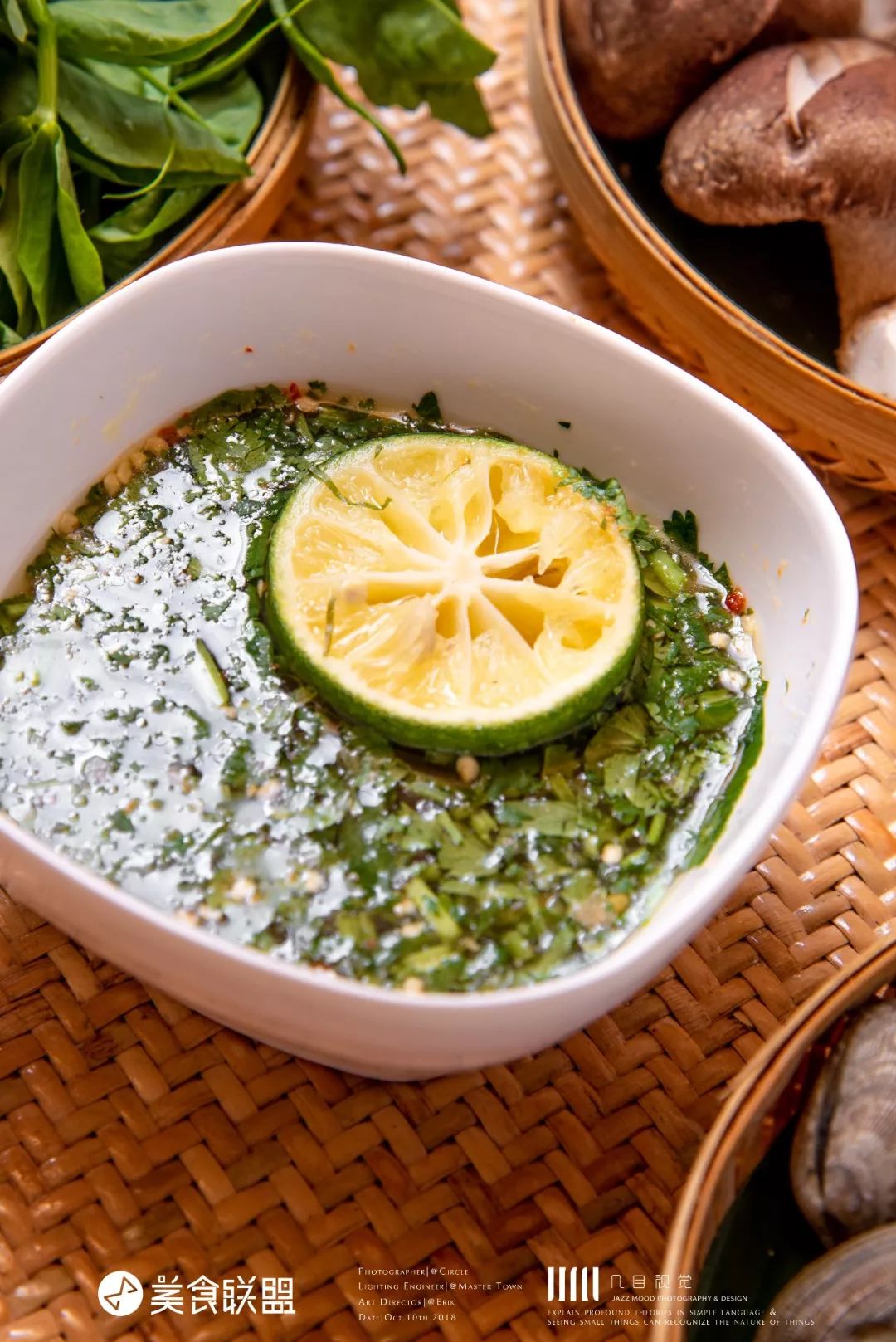 昆明闹市这家12年老店，独创傣式火锅一年只卖89天，大闸蟹涮着吃