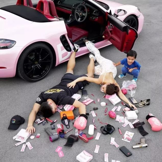 看了这么多炫富摔，这些护士才是最劲爆的~