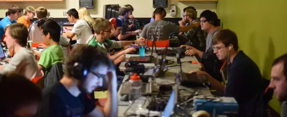 学生福利VS教育灾难？美国俄州开设电竞专业，上课明目张胆打游戏