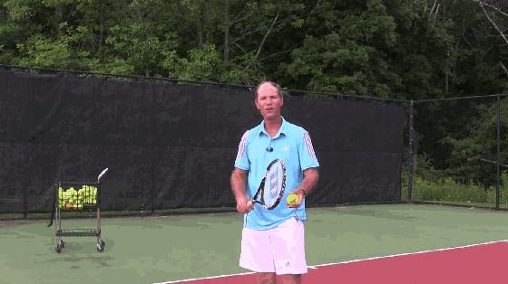 网球发球，左手除了抛球，还得“护胃”！