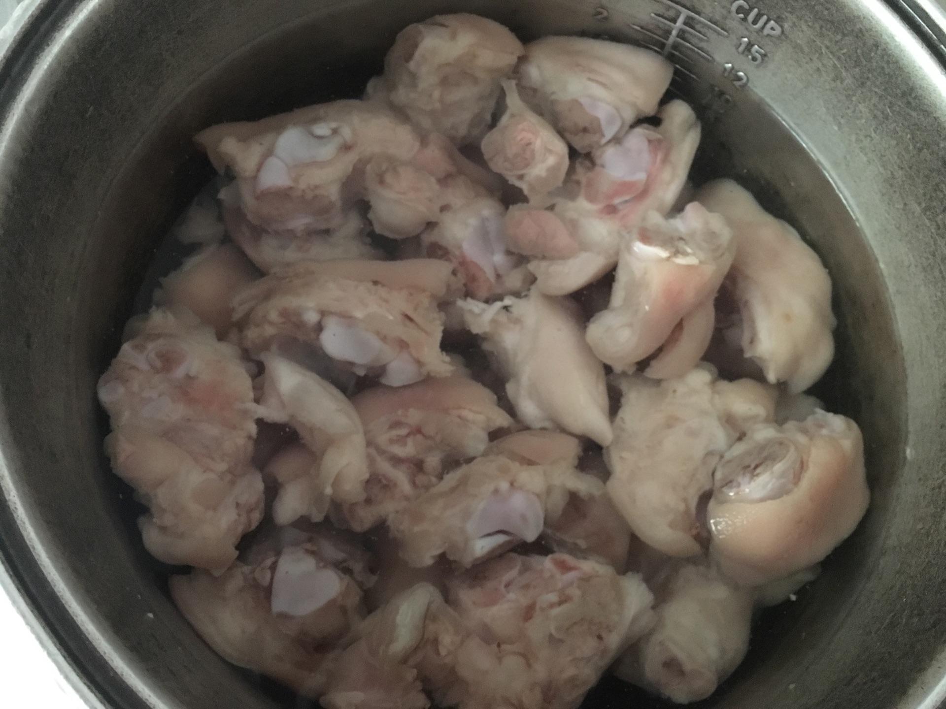 煮黄豆猪脚汤时，做错了这一步，煮出来的汤全是腥味！