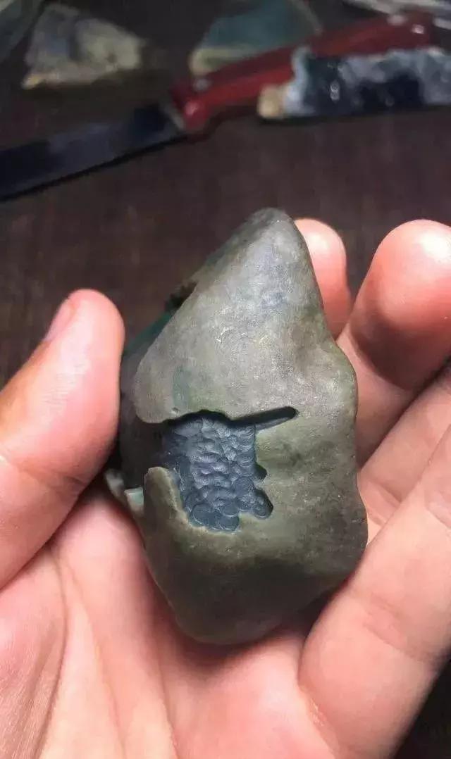 什么样的原石翡翠出高冰,真正的翡翠原石能出现哪些特征呢