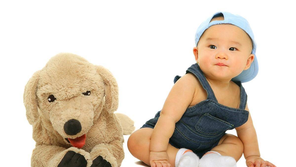 孩子脊椎发展有规律，不要长时间抱着孩子，影响他脊椎发展