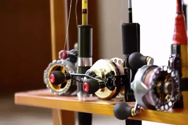 大叔为钓鱼买下一座岛,40岁大叔100块改造房间