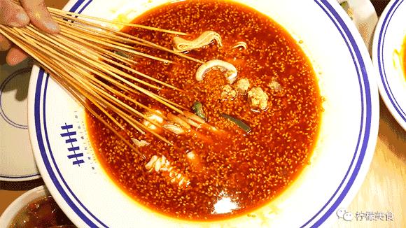 开在湖边的男团串串,我连店名都不会读