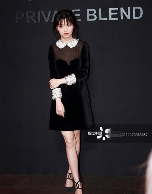 戚薇撞衫韩国人,戚薇身穿黑色皮衣