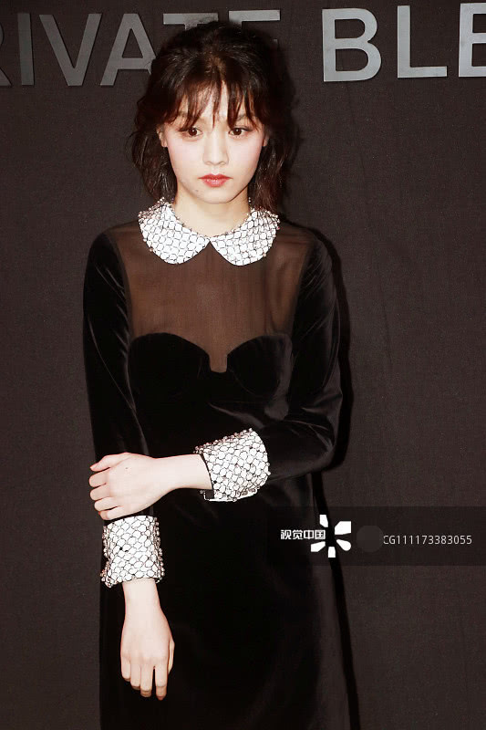 戚薇撞衫韩国人,戚薇身穿黑色皮衣