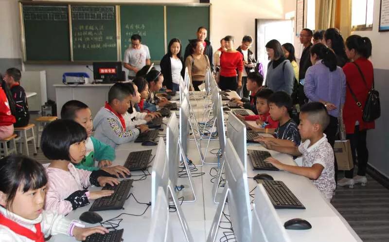 爱心成就梦想教育创造未来,爱心凝聚力量希望成就未来