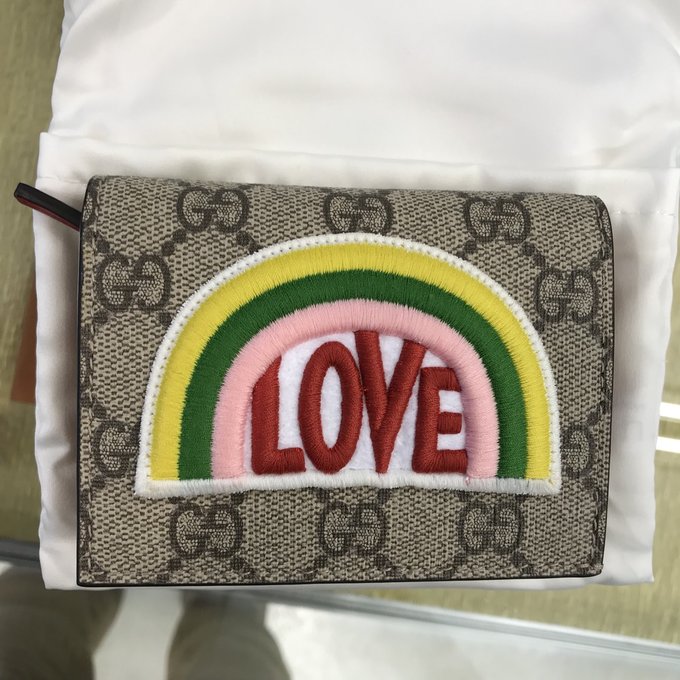 原来冲绳的二手中古店这么好逛，几百块巴宝莉，LV旅行包才4千！