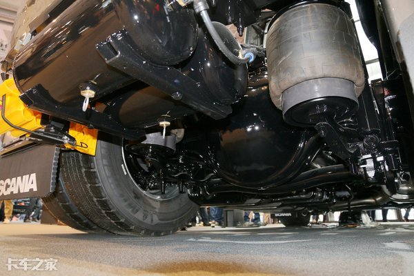 搭载v6发动机275匹马力的越野车,750匹马力的斯堪尼亚