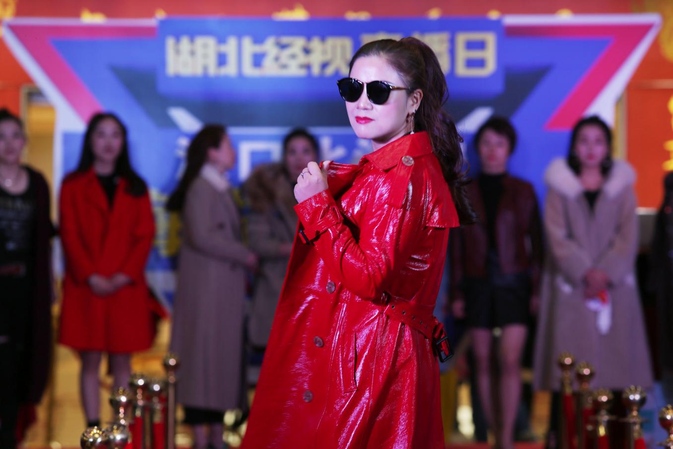 剁剁剁！今天经视砍价王在汉口北掀起了一场超热的千人团购！