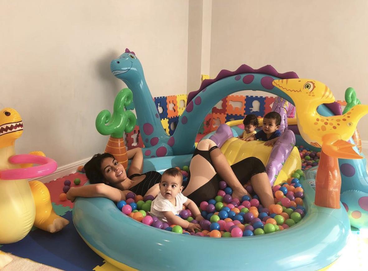 c罗早期和乔治娜的照片,c罗祖孙三代同框照片