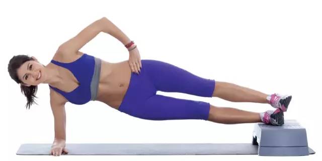 平板支撑一天几组可以练腹肌,平板支撑怎么练最下边的腹肌