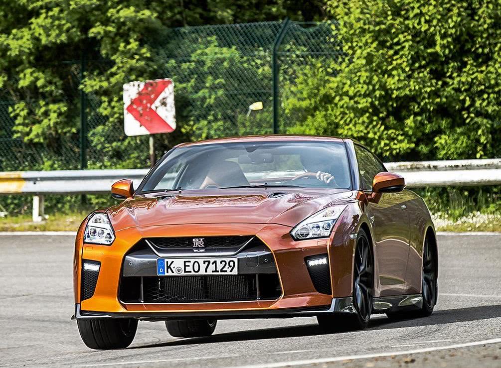 布加迪和gtr哪个更快,布加迪直线加速秒杀gtr