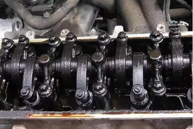 车子机油加多了怎么吸出来,机油加多了车子跑不动怎么办