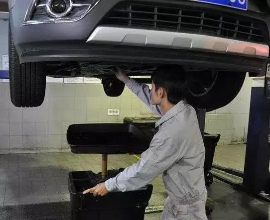 车子机油加多了怎么吸出来,机油加多了车子跑不动怎么办