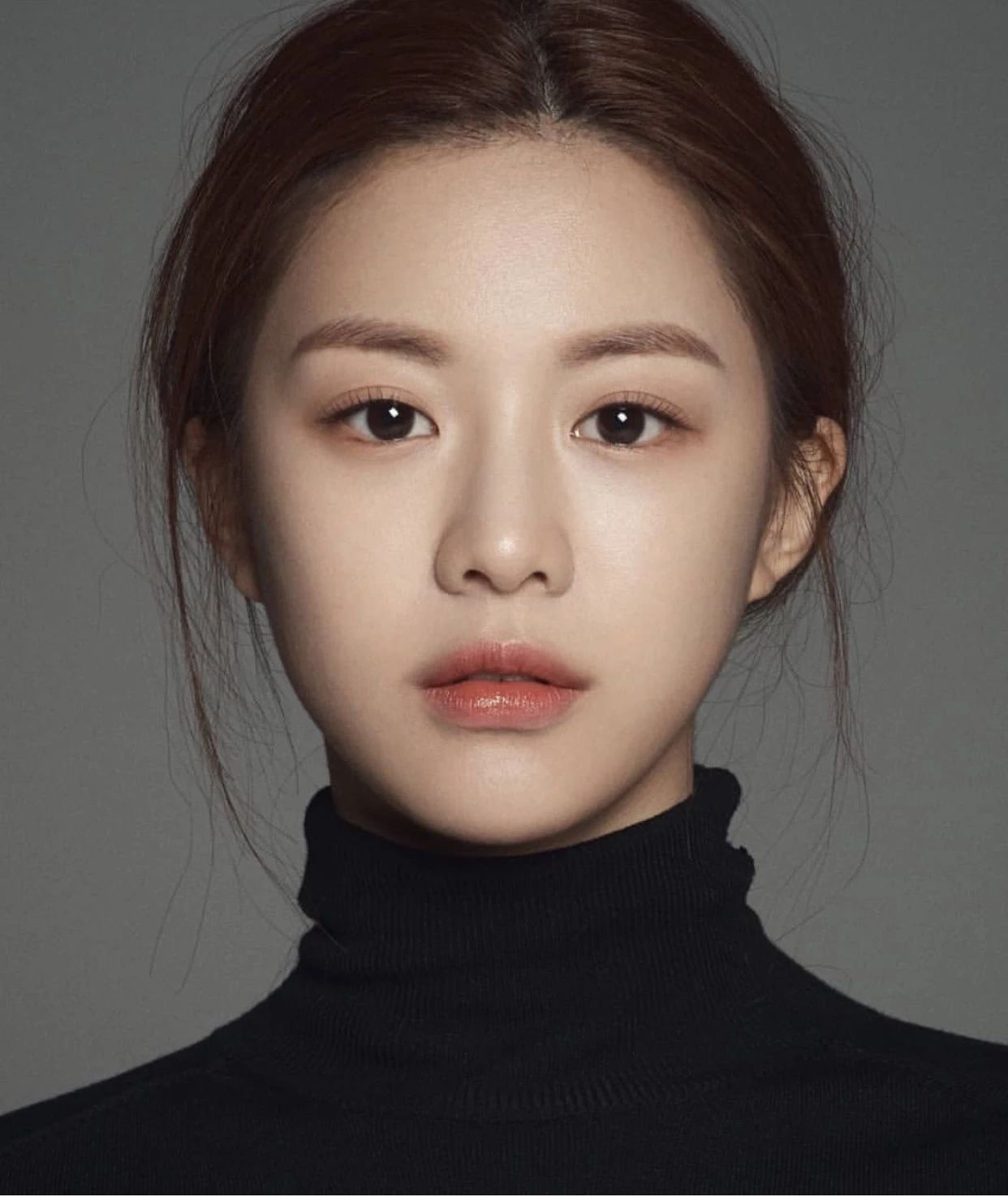 杨幂同款单眼皮红色系妆容,杨幂御用化妆师教你打造减龄妆