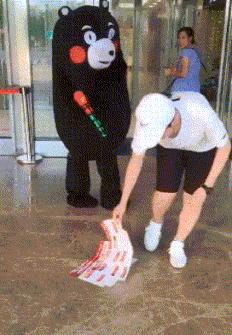 爆笑gif图外国人真会玩真正的王者,搞笑gif趣图为了玩游戏也是拼了