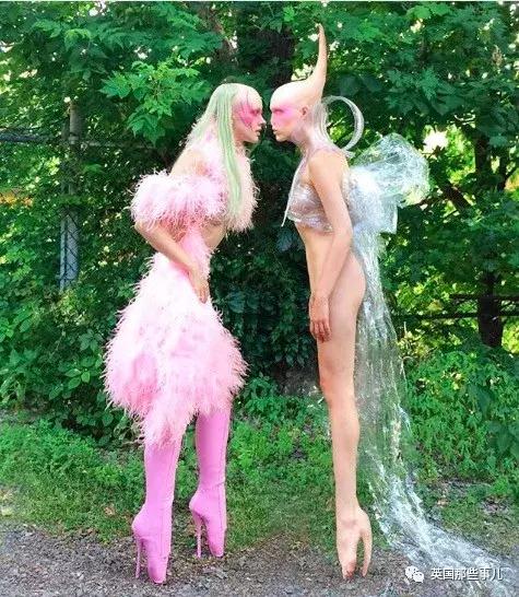 国外最近爆火的鞋子,国外很火的高跟鞋