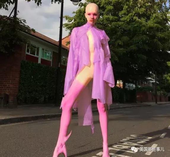 国外最近爆火的鞋子,国外很火的高跟鞋