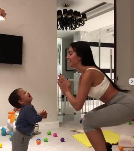 c罗女友晒与女儿游玩照,c罗女友在看台上秀身材