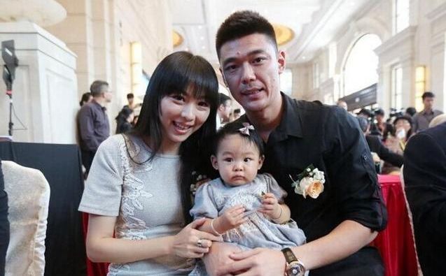 国足第一门将曾诚与妻子现状:长期分居两地,曾以借伞为由追到她