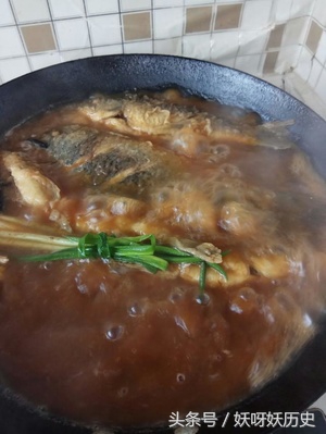 草鱼的家常做法炖鱼不放辣不放酒,郫县豆瓣酱炖鱼家常做法