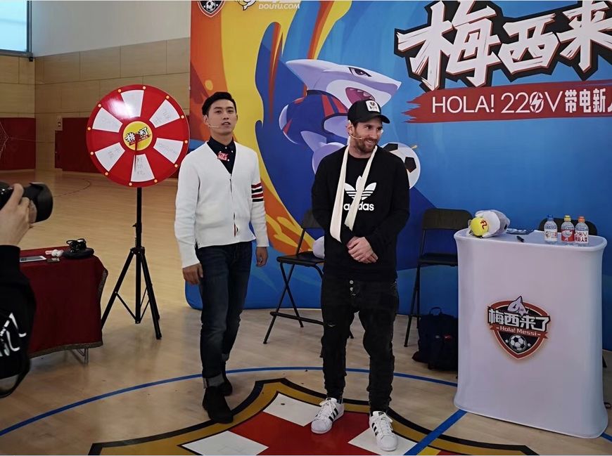 梅西打乒乓球手骨折,梅西中国行2018斗鱼