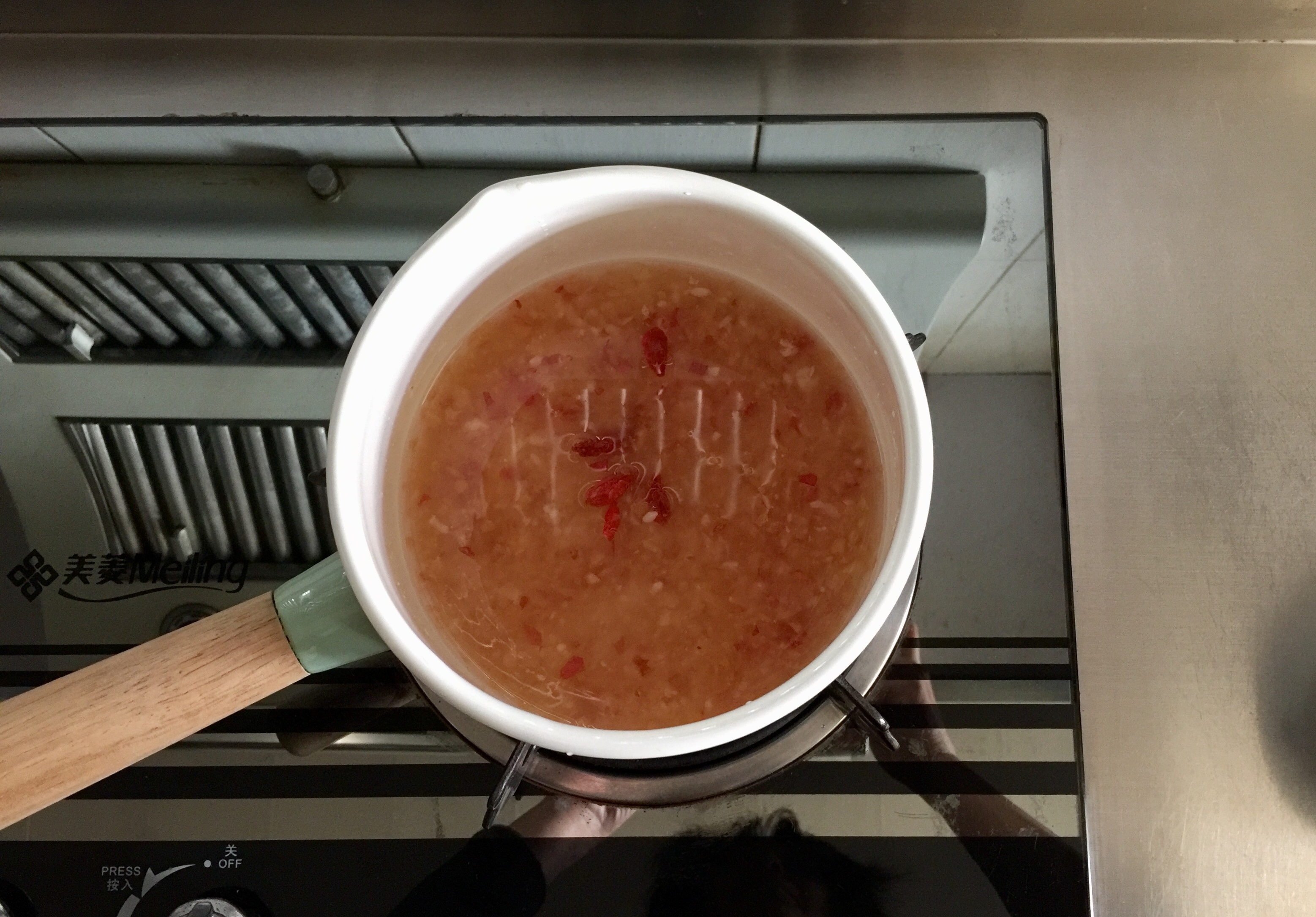 鲜榨柠檬梨汁热饮,榨一杯冰糖雪梨