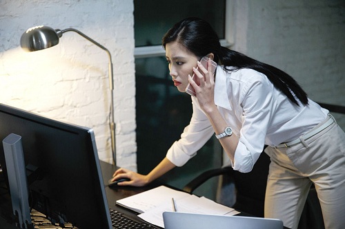 朋友圈：半夜总有一群发性感照片的妹子是种什么体验……