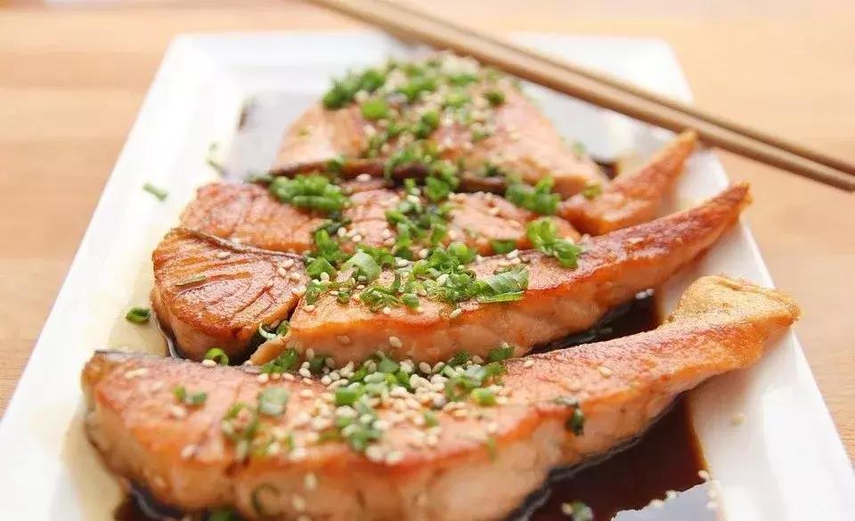 鱼身上哪两个部位不能吃有毒,鱼身上有个伤口还能吃吗