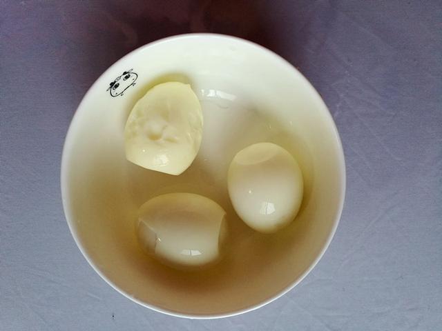鸡蛋不好剥怎么解决,水煮鸡蛋容易粘壳是什么原因