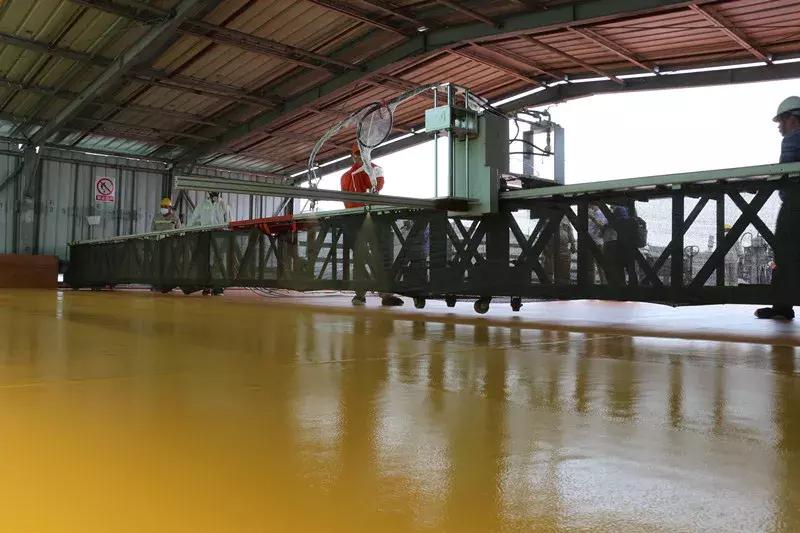 南岸这群人：在港珠澳大桥上铺路！铺成世界之最！