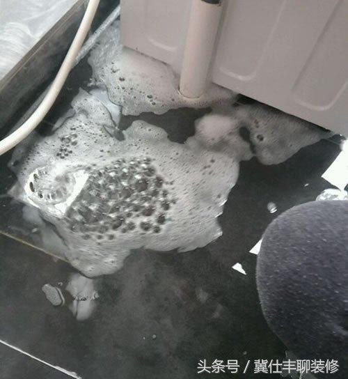 一洗衣服就反水怎么办,洗衣机地漏排水返水怎么解决