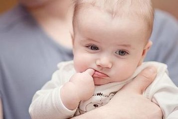 三个月吃手要不要纠正,孩子睡觉喜欢摸手怎么纠正