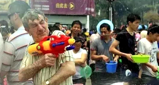 美女云南西双版纳傣族泼水节歌舞,2010西双版纳傣族万人泼水节