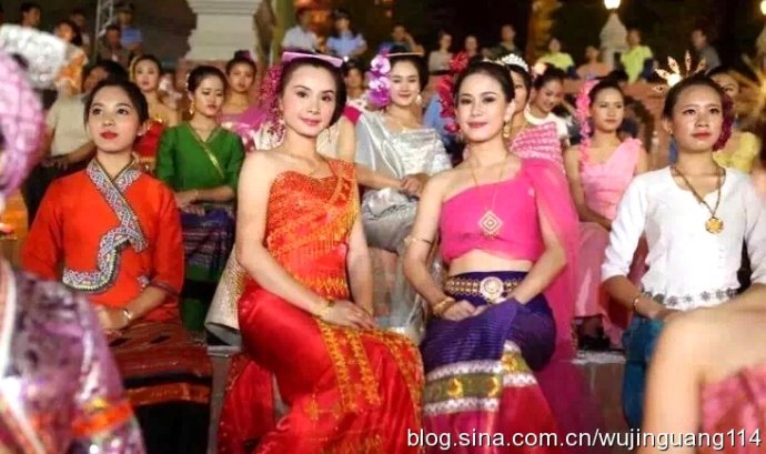 美女云南西双版纳傣族泼水节歌舞,2010西双版纳傣族万人泼水节