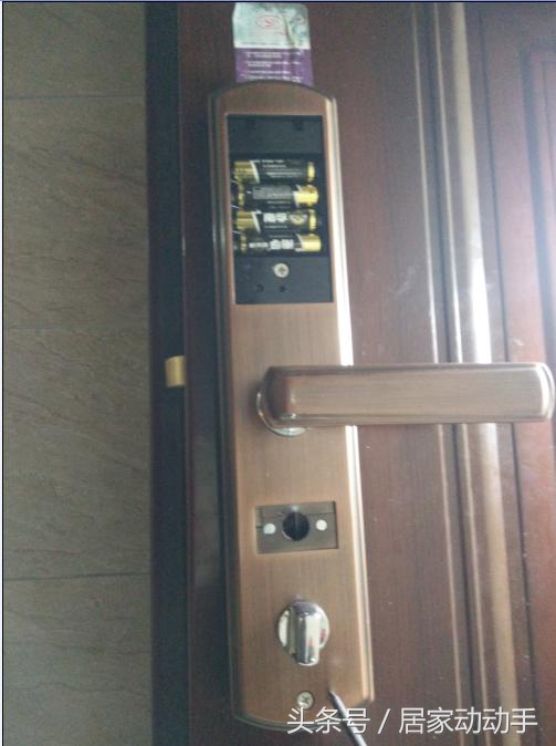 门锁锁芯拆装,智能锁安装师傅更换锁芯