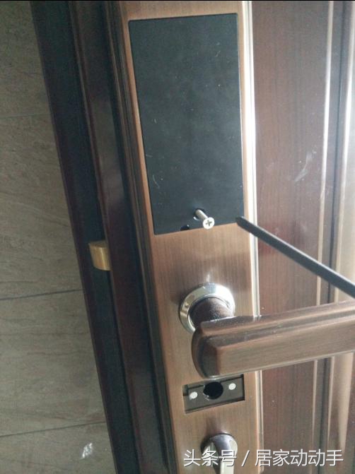 门锁锁芯拆装,智能锁安装师傅更换锁芯