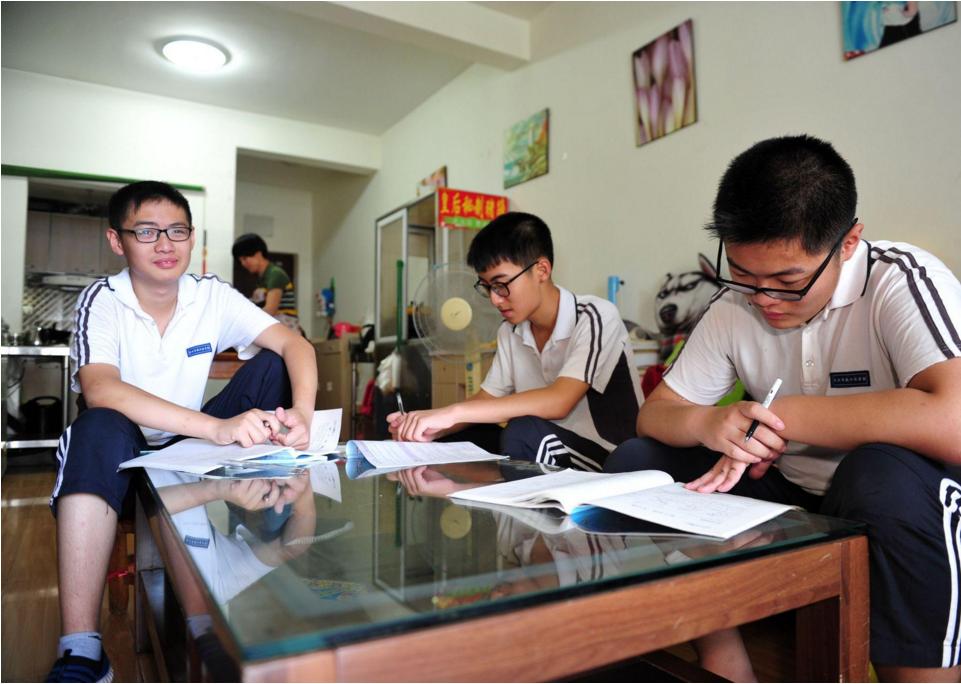 初中生总是熬夜写作业,小学生作业熬夜写好还是早起好