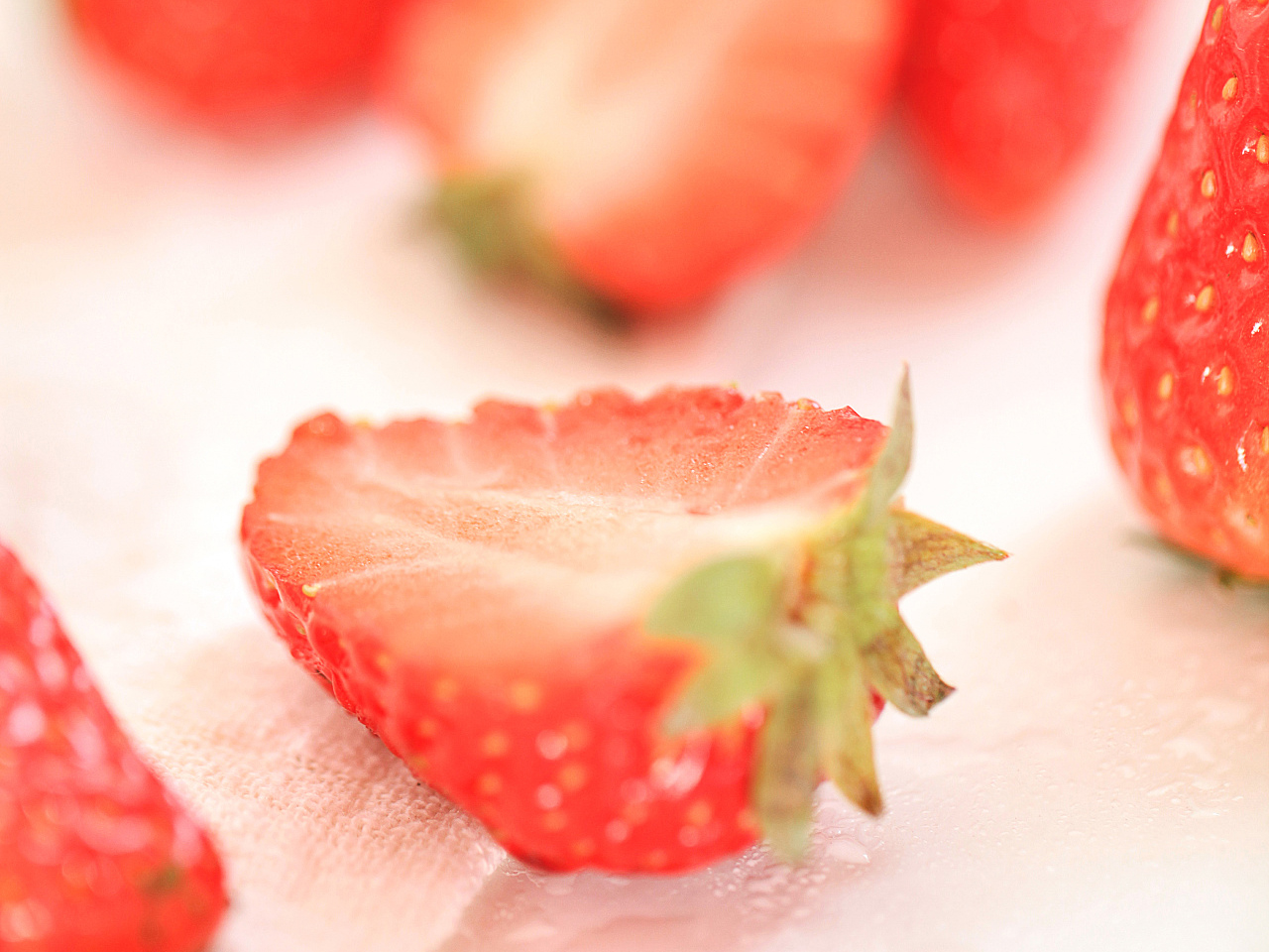 做草莓蛋糕文案抓住草莓的尾巴,草莓季的尾巴视频