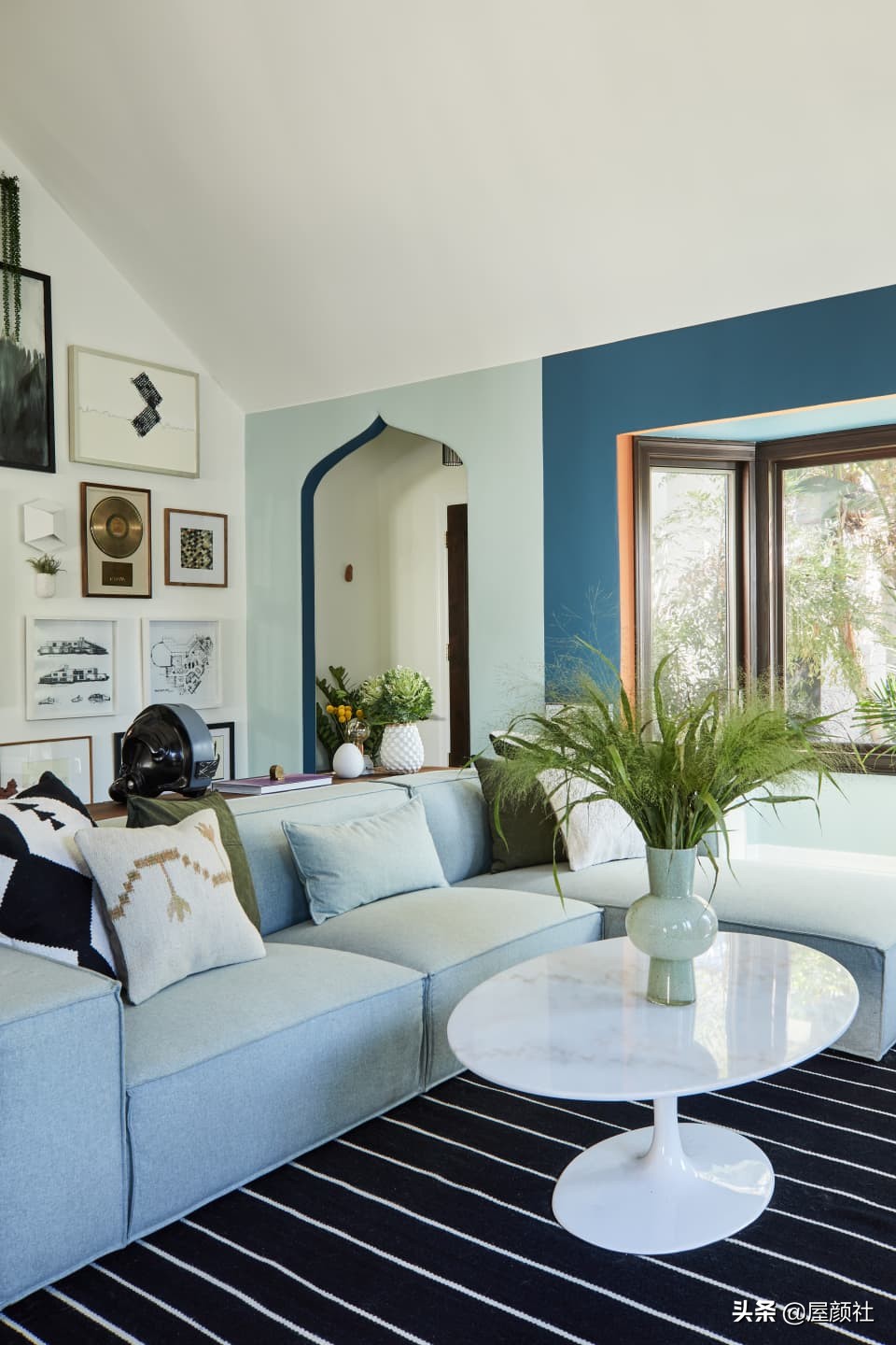 好莱坞明星詹妮娜的豪宅曝光。混搭复古，大胆涂色，居然还配秋千