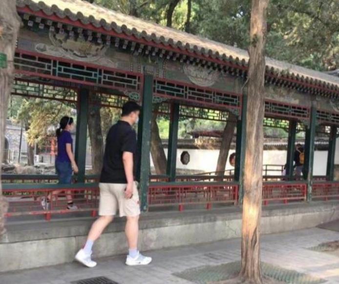 姚明带小孩游玩颐和园英文,姚明全家福一家七口