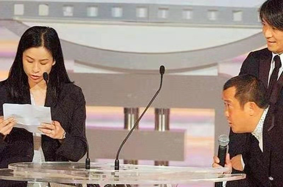 周星驰黄一飞表演节目,周星驰和黄一飞被酒瓶砸的视频