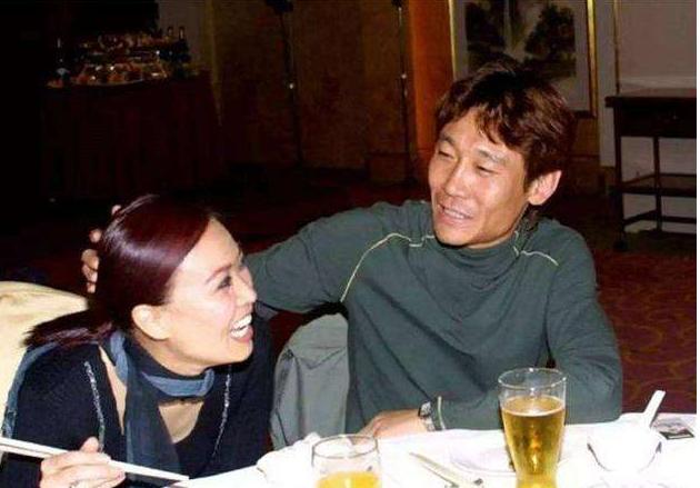 中国第一高峰前锋,那英第一任丈夫高峰现在怎么样了