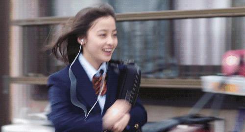 早春外套穿搭学生党甜酷,大衣卫衣短裙靴子